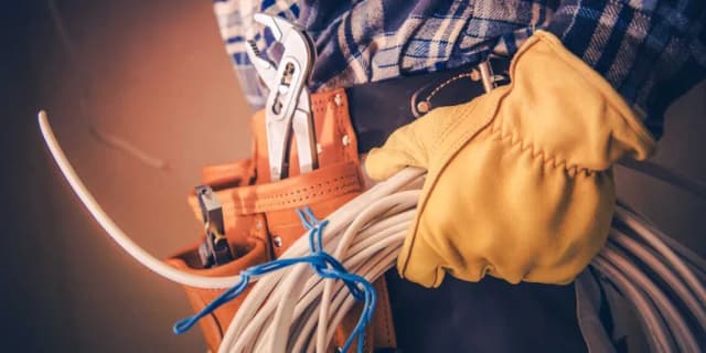 Pomocnik elektryka co robi? Odkryj jego kluczowe obowiązki i umiejętności