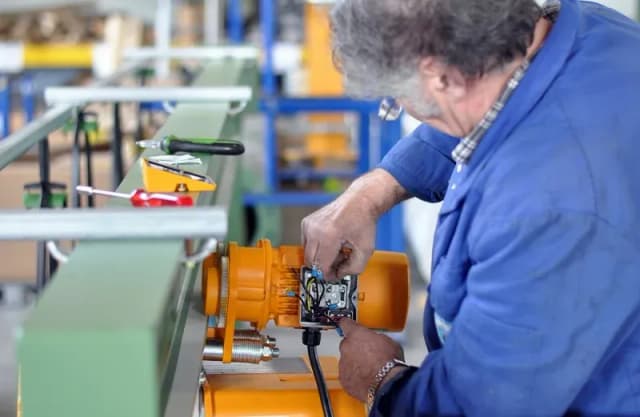 Jak zostać elektrykiem po liceum i uniknąć błędów w karierze