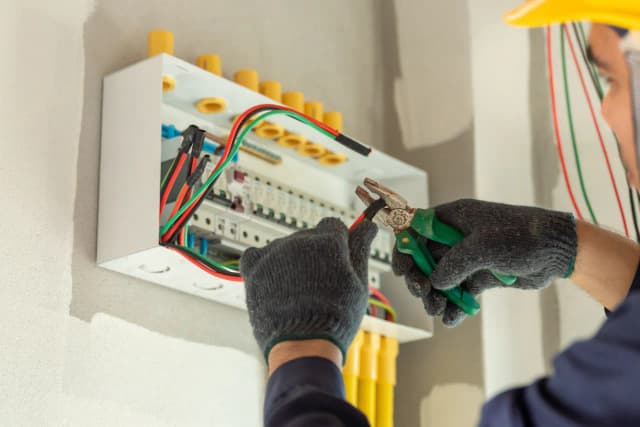 Ile zarabia elektryk w Norwegii? Fakty, które Cię zaskoczą