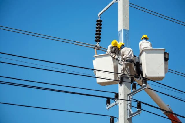 Ile zarabia pomocnik elektryka? Zaskakujące różnice w wynagrodzeniu