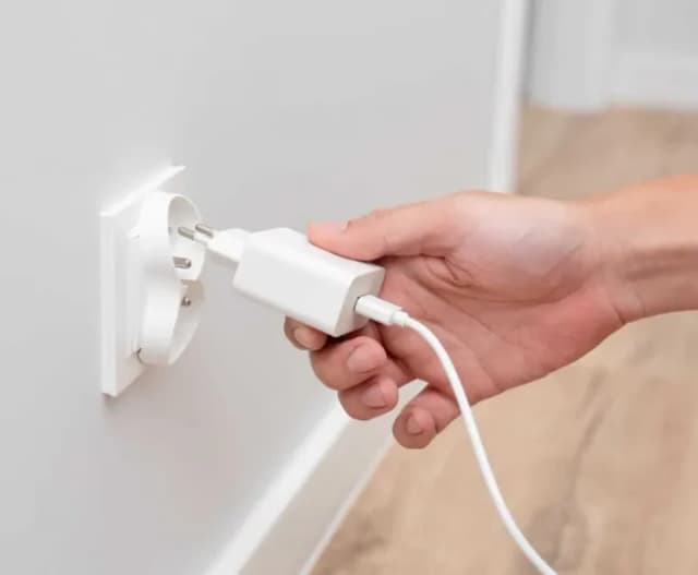 Ile prądu pobiera ładowarka w kontakcie? Sprawdź, ile tracisz energii