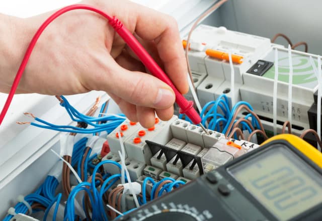 Ile naprawdę kosztuje punkt elektryczny? Przegląd cen i usług