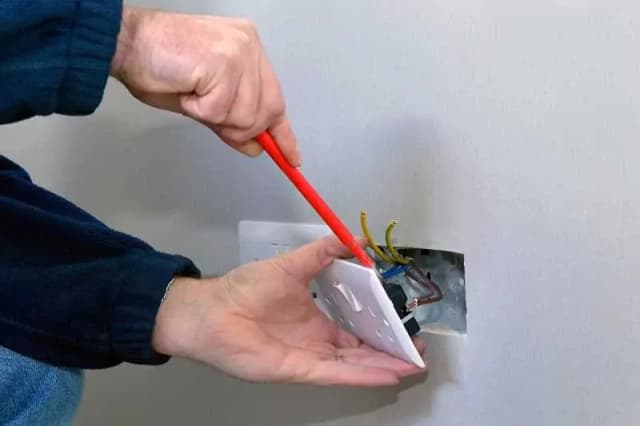 Ile za elektrykę w domu? Poznaj ukryte koszty instalacji elektrycznej