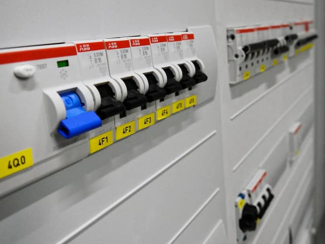 Co w rozdzielni elektrycznej? Kluczowe elementy i ich funkcje