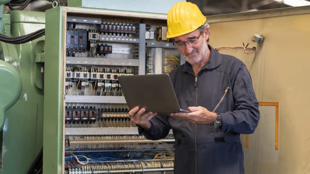 Czy elektryk to dobry zawód? Sprawdź stabilność i zarobki tej pracy