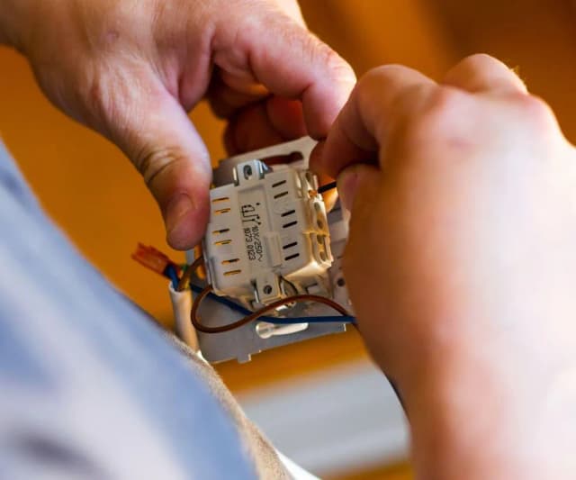 Ile bierze elektryk za domek? Poznaj ukryte koszty instalacji elektrycznej