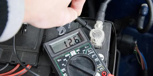Jak sprawdzić alternator multimetrem i uniknąć problemów z ładowaniem