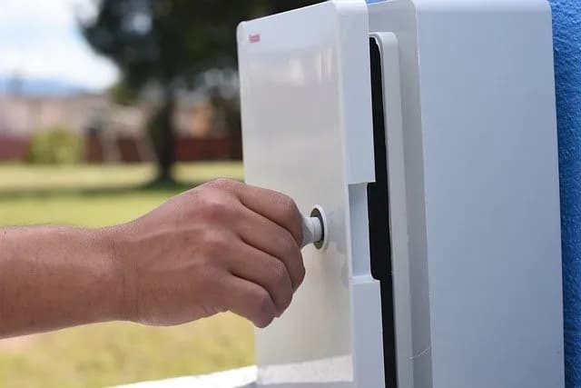Jak zamaskować skrzynkę elektryczną w ogrodzie - praktyczne i estetyczne rozwiązania
