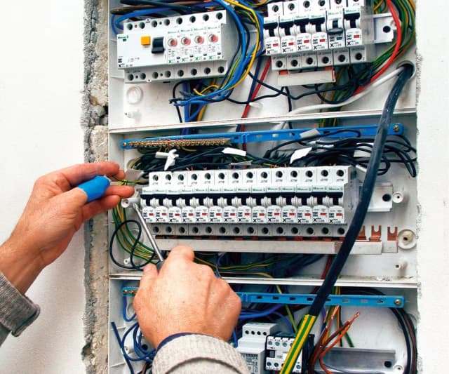 Jak podłączyć rozdzielnię elektryczną bez błędów i zagrożeń?