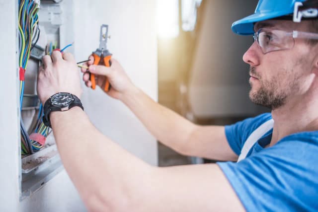 Ile zarabia elektryk samochodowy? Zaskakujące fakty o wynagrodzeniach