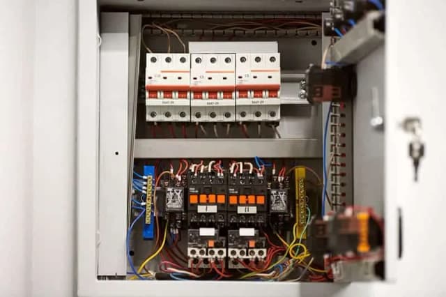 Jaką skrzynkę elektryczną do domu wybrać, by uniknąć problemów?