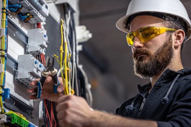 Jak zostać elektrykiem bez szkoły i zdobyć cenne kwalifikacje