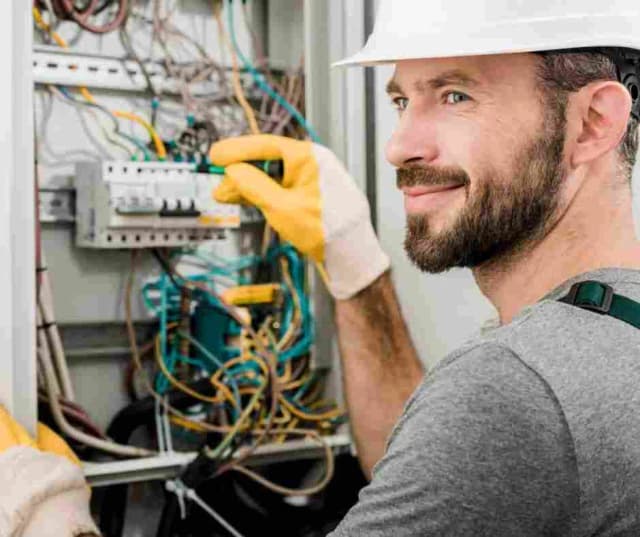 Ile zarabia elektryk w Niemczech? Zaskakujące różnice w pensjach